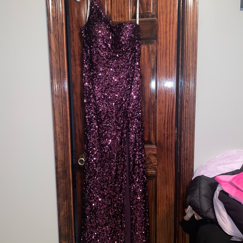I am selling a Jules & Cleo one shoulder strap long prom dress. Great condition.